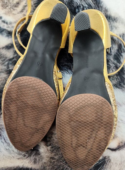 Złote brokatowe buty do tańca towarzyskiego