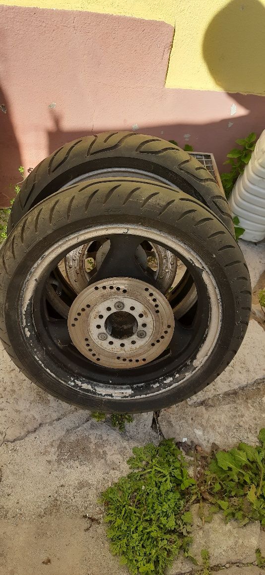 Jantes com pneus e tanque de combustível e um capacete
