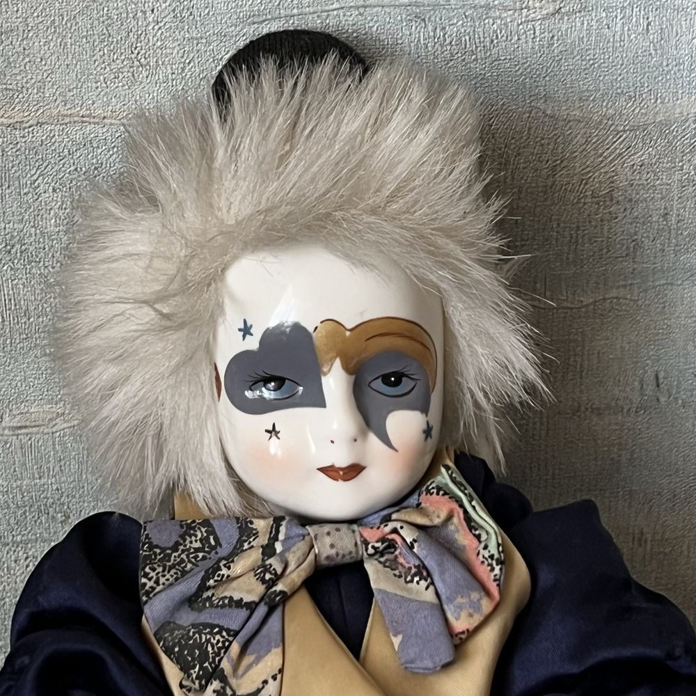 Коллекционная фарфоровая кукла в виде венецианского клоуна