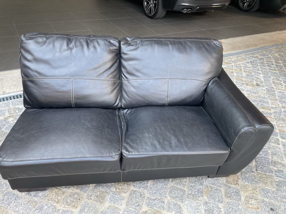 Sofá chaise long em pele preta