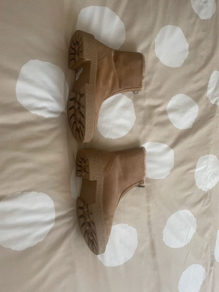 Botas cor camel da marca Zara