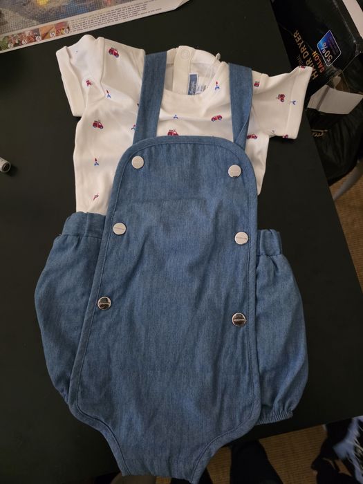 Conjunto jardineira ganga e t-shirt bebé