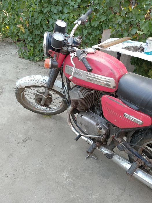 Продам Яву 350 12 вольт.рік випуску 1982  з документами.довго стояла