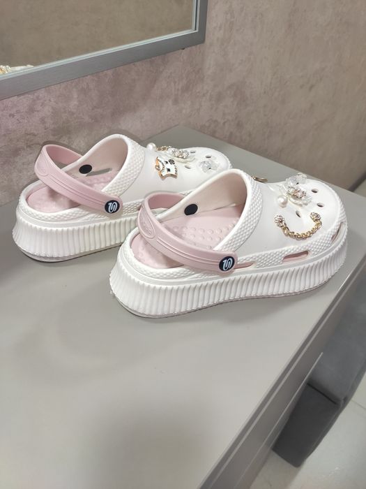 Кроксы женские с джибитсами