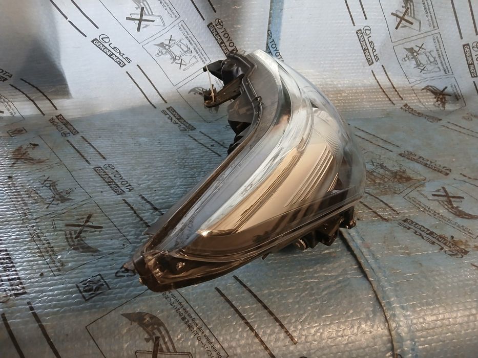 Lampa przednia prawa TOYOTA AVENSIS T29 FULL LED 15-18