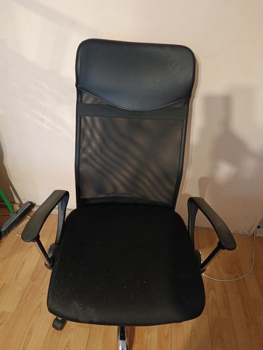 Fotel obrotow czarny