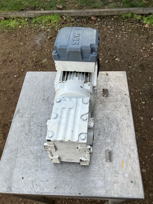 Motoreduktor 0,55 kw 428 obr na min