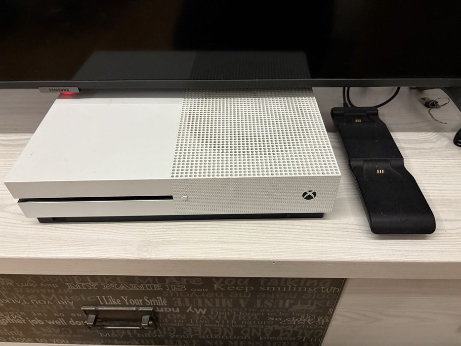 Xbox One S z padem
