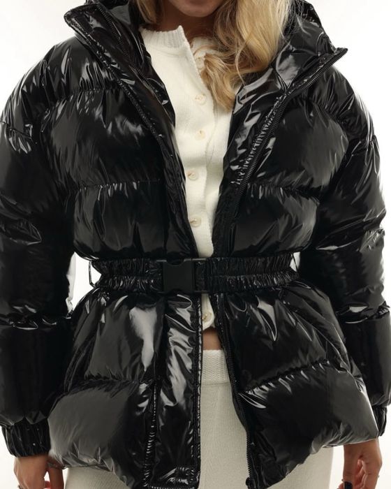 Лаковий чорний пуховик