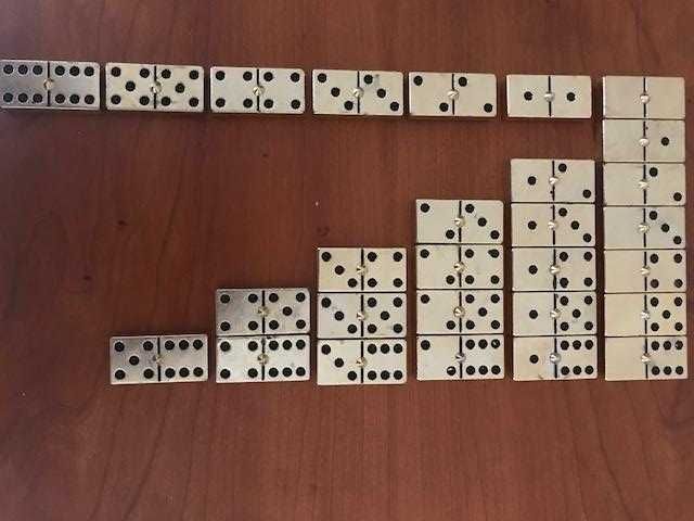 Dominó em metal dourado