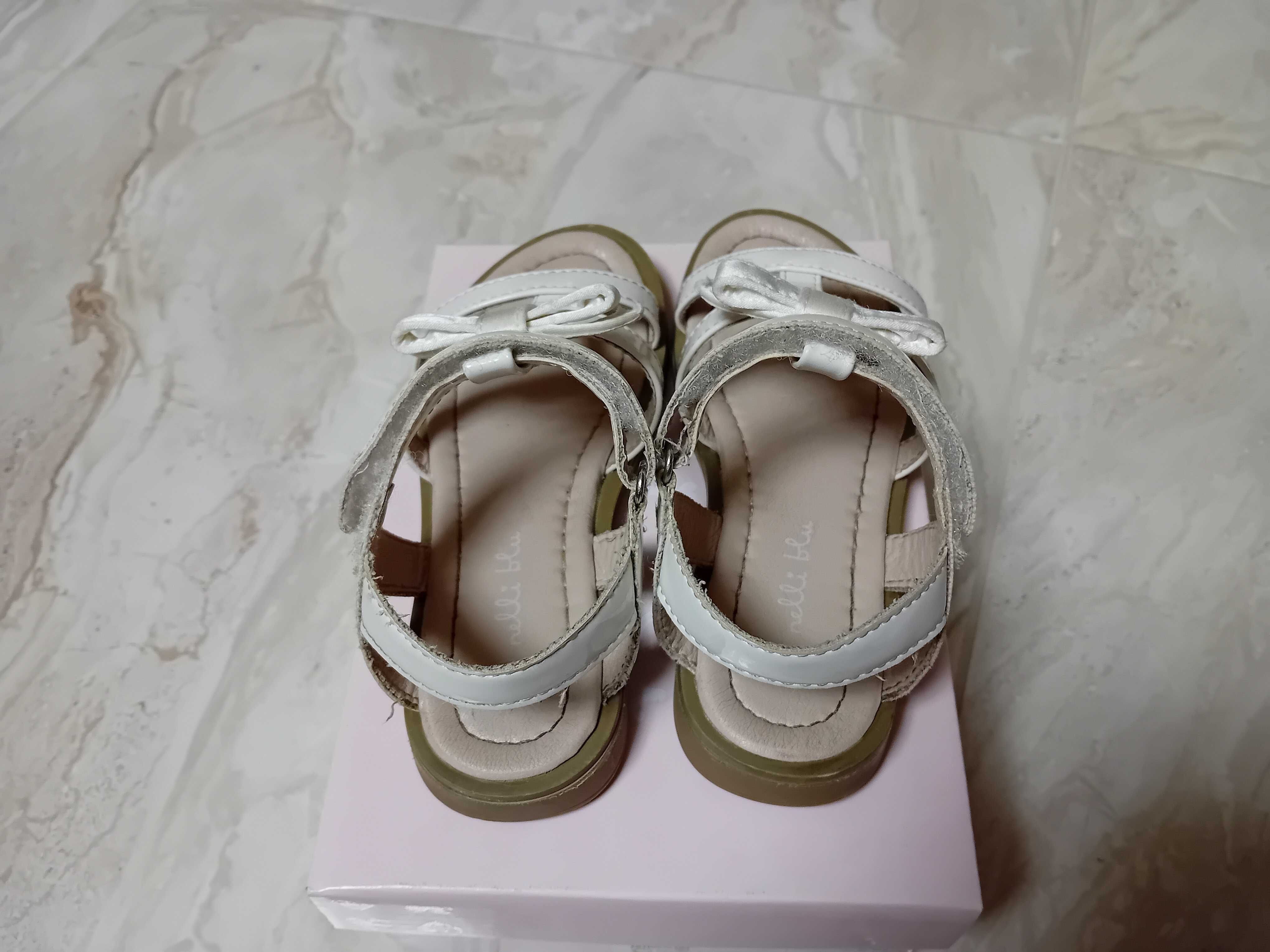 Sandałki białe dla dziewczynki