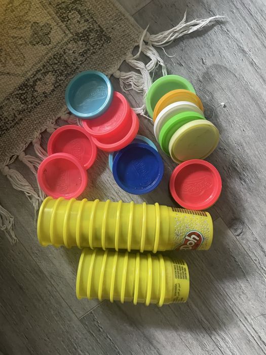 Oddam pojemniki Play Doh i opakowania od Kinder Jajka