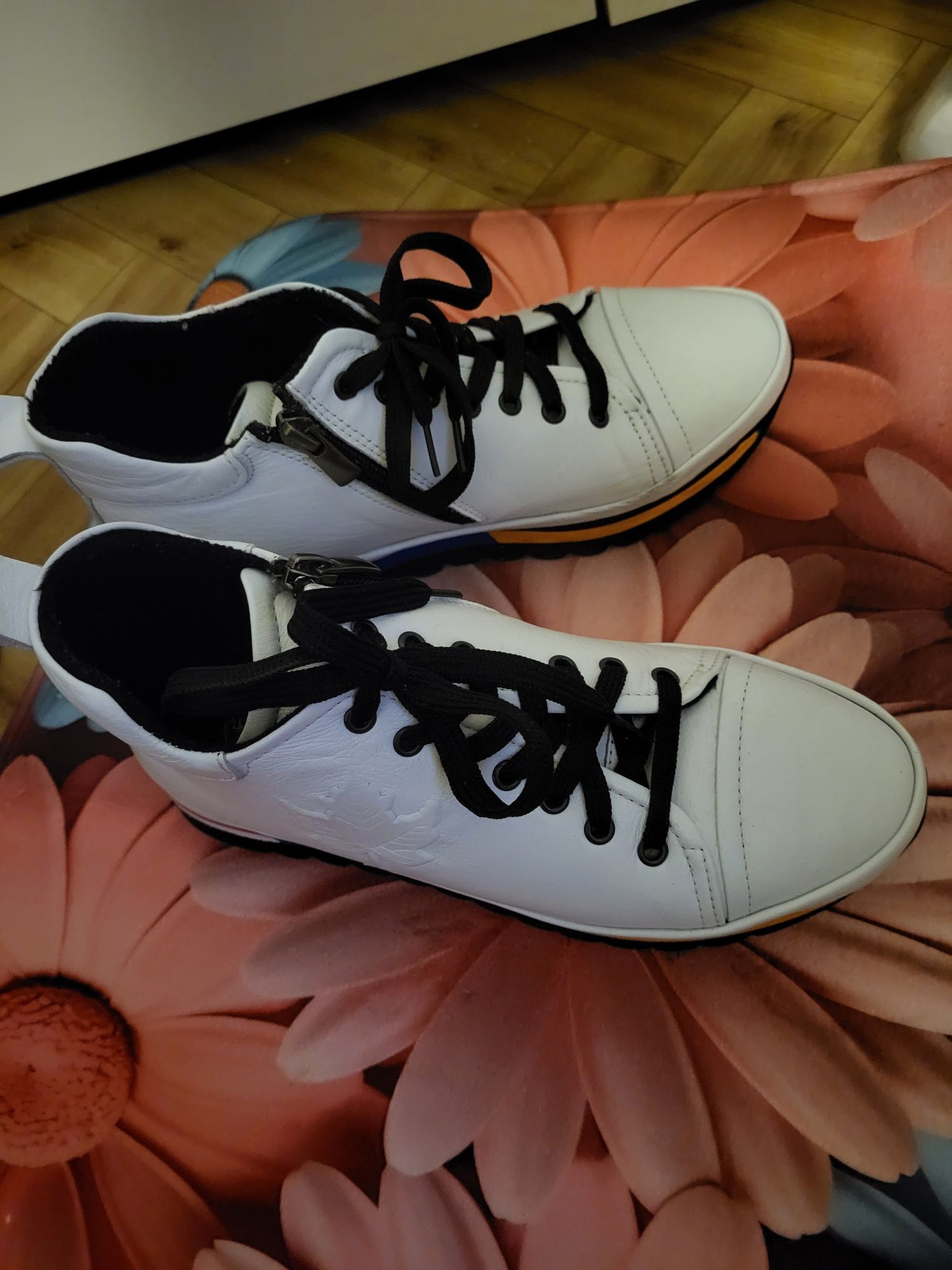 Buty damskie biale- botki ..