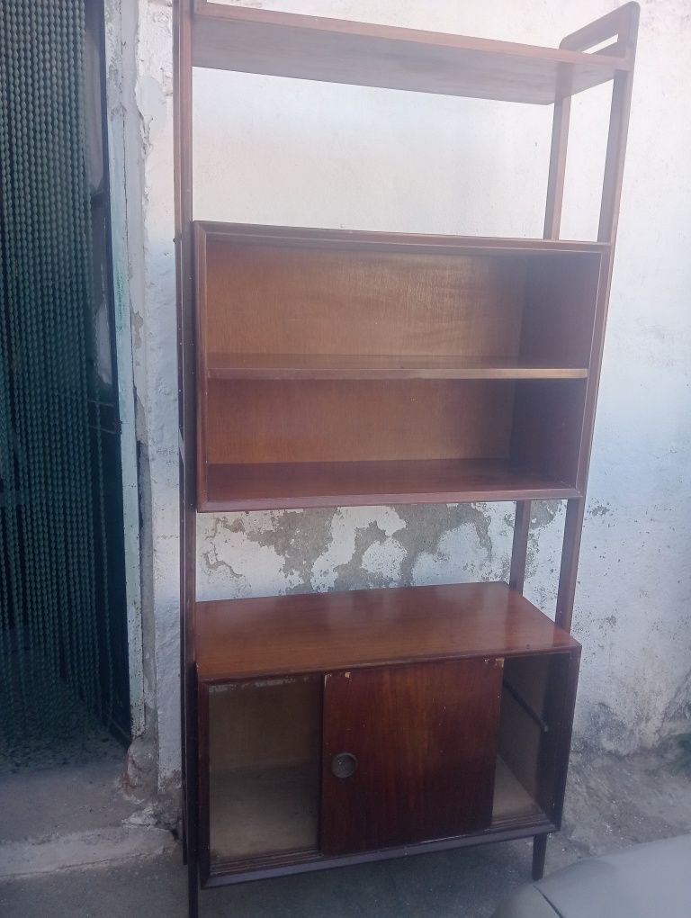 Móvel antigo de prateleiras