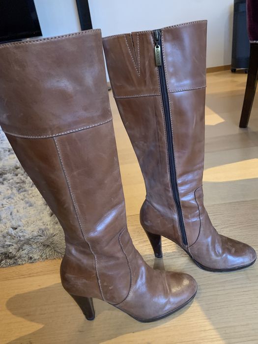 Botas castanhas de pele