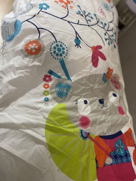 Vendo edredao com protector de berco