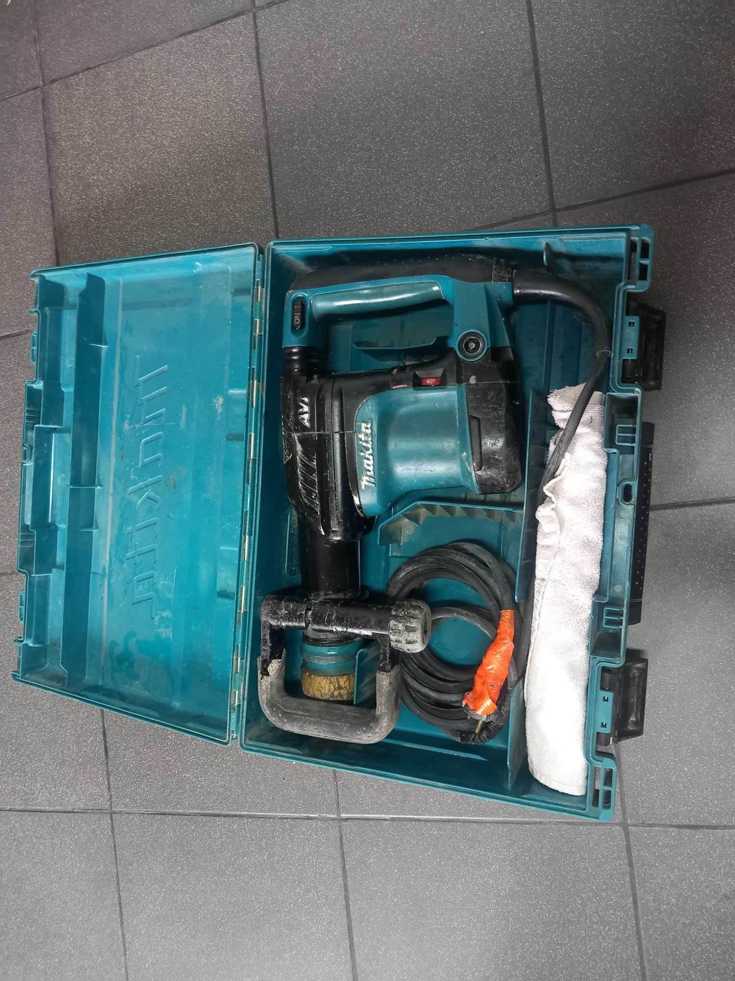 Makita młot wyburzeniowy HM0871C