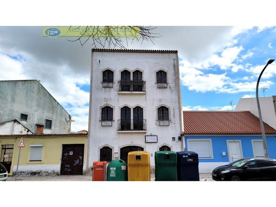 Prédio Urbano de R/C, 1º, 2º andares para Comércio em Cartaxo