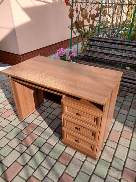 Стіл письмовий..