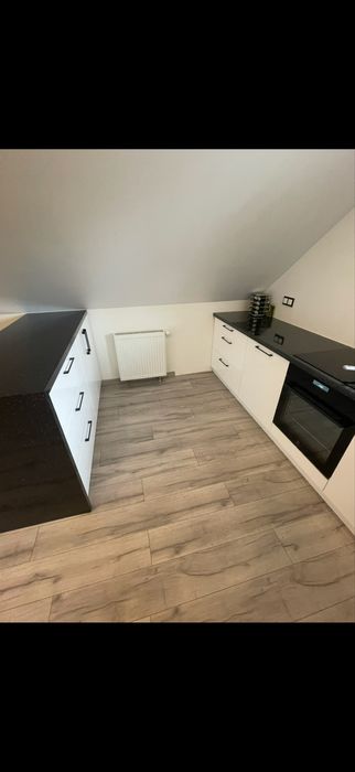 Kuchnia na wymiar z wyspą–nowoczesna,czarno-biała, z brokatowym blatem