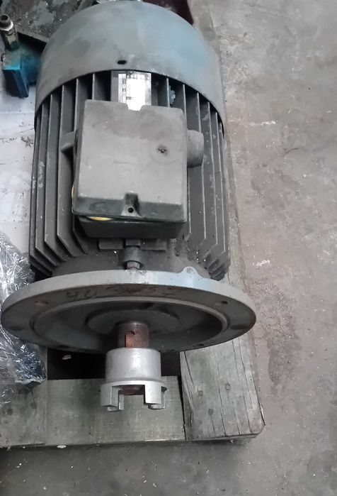 Motor eléctrico trifásico Efacec,  de 7,5 cv.