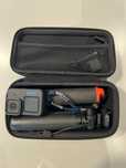 GoPro Hero 11 Black + akcesoria (monopod, grip, etui) – stan idealny