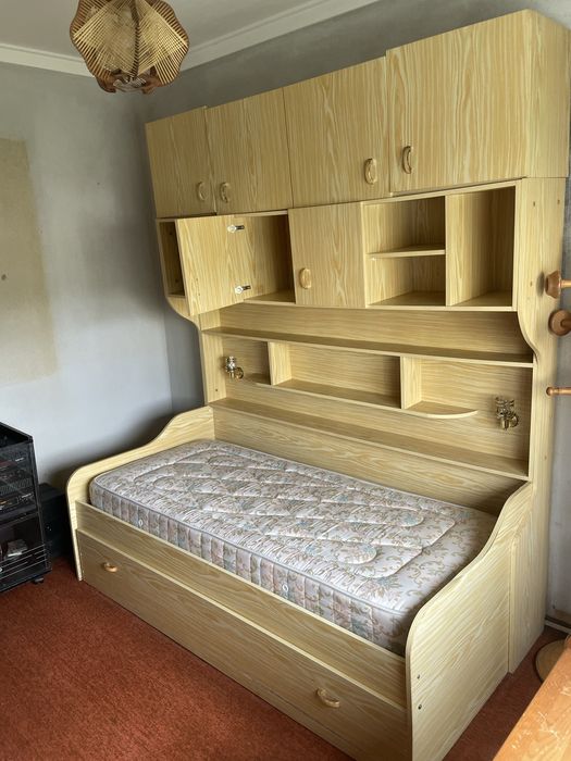 Oferece-se movel cama com gaveta e arrumação