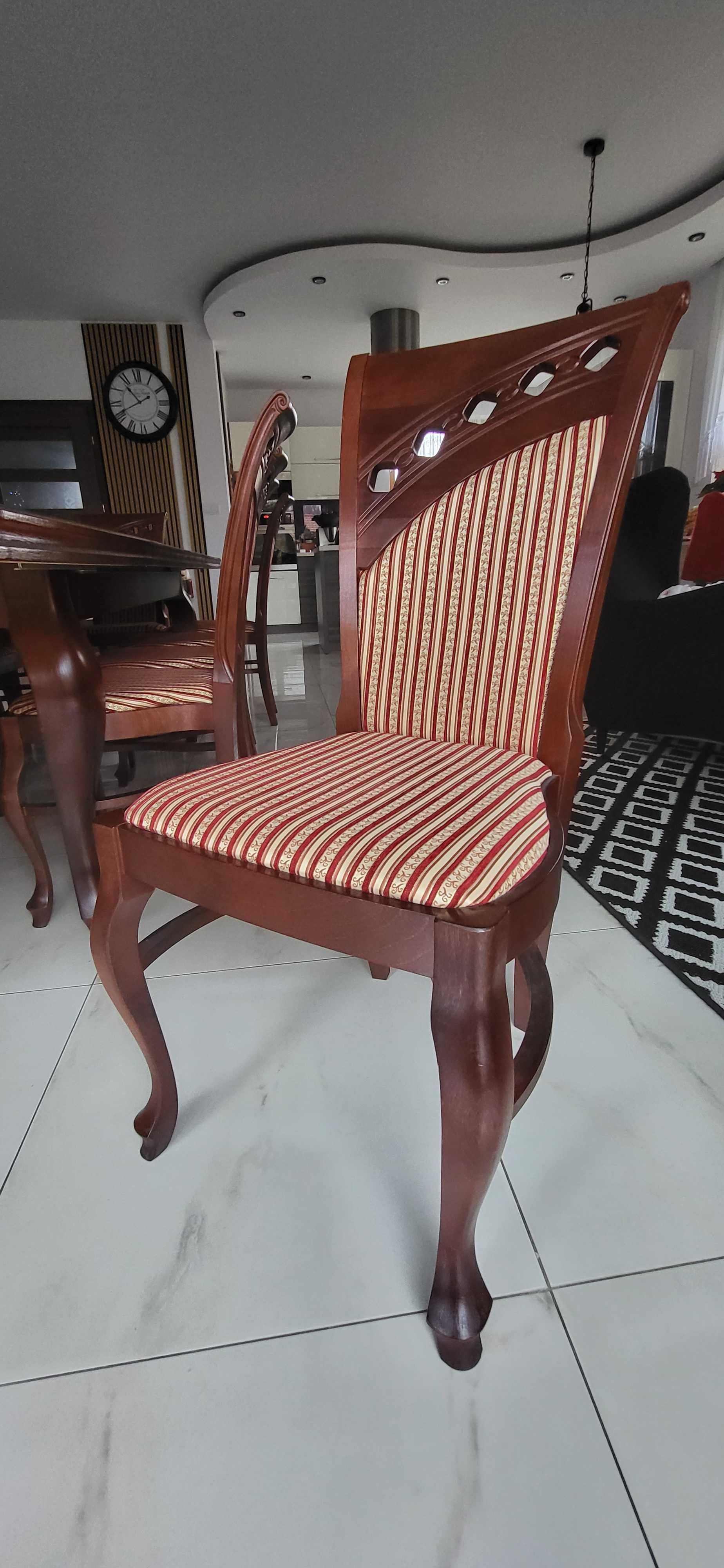 Rozkładany drewniany stół z krzesłami