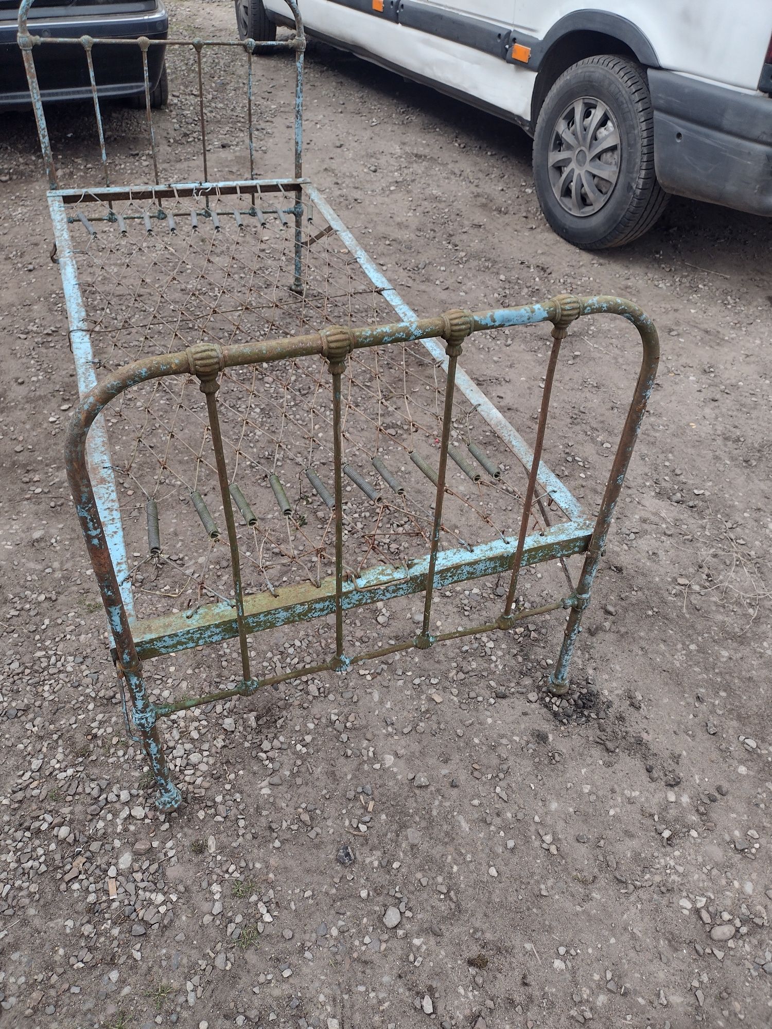 Stare łóżko przedwojenne secesja