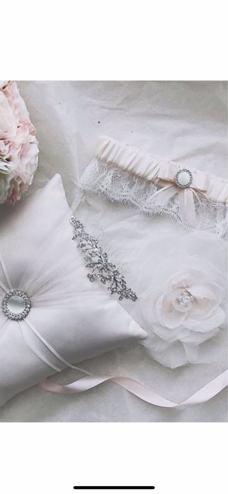 Свадебная подушечка для колец и  подвязка