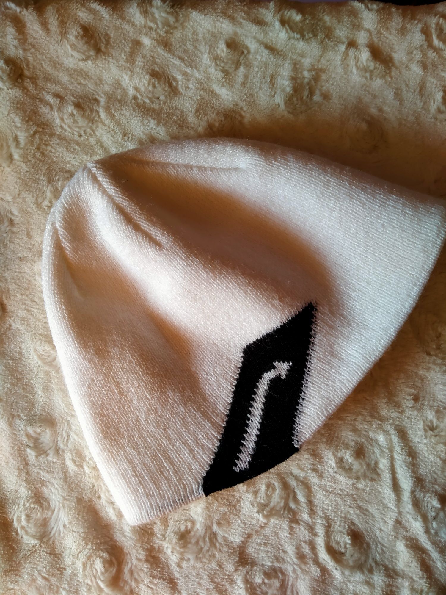 Zestaw biała czapka długi szalik czarny biały dwustronny z napisami