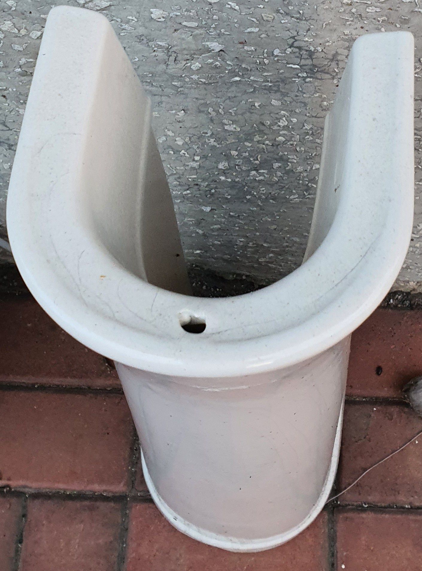 Ceramiczny postument pod umywalkę