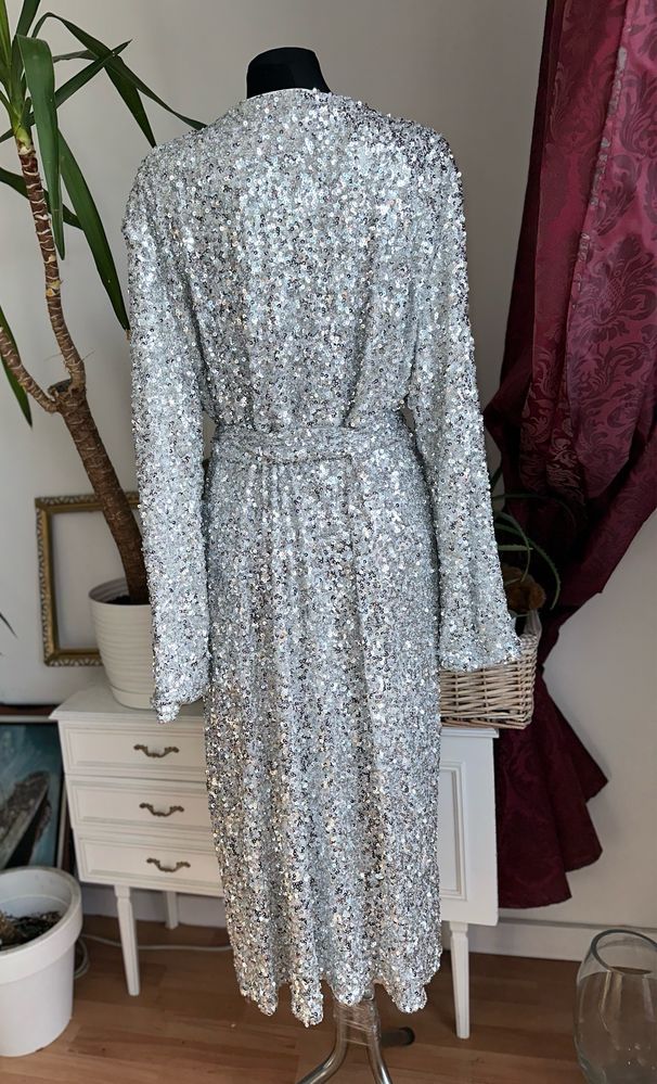 Boohoo srebrna kopertowa cekinowa sukienka midi 44 xxl 42 xl zdobiona