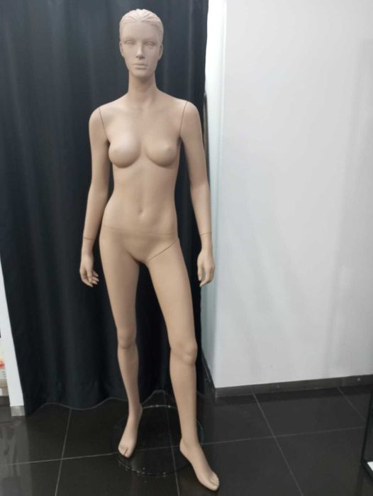 Manequins de homem e mulher, em bom estado.