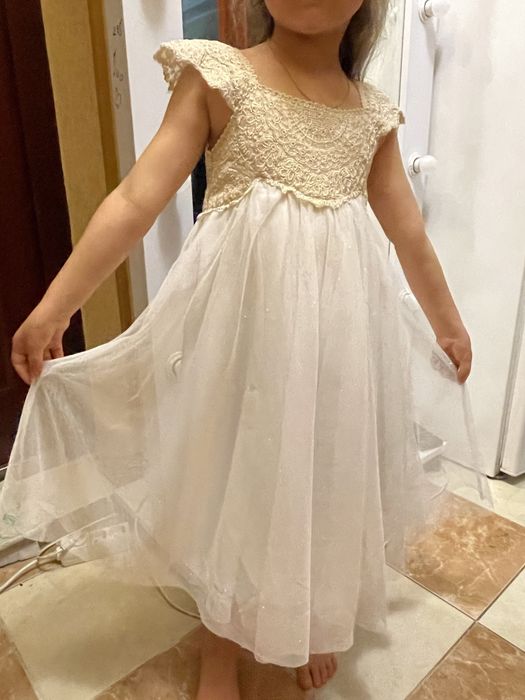 Гарна святкова дитяча сукня на 5.6.7 р