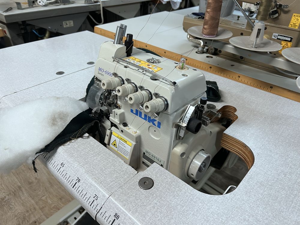 Overlock 5 nitkowy JUKI MO-6916J Górny Transport Ciężkie szycie SERVO