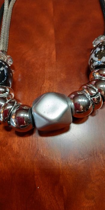 Naszyjnik 3-pasmowy z dużymi koralami.