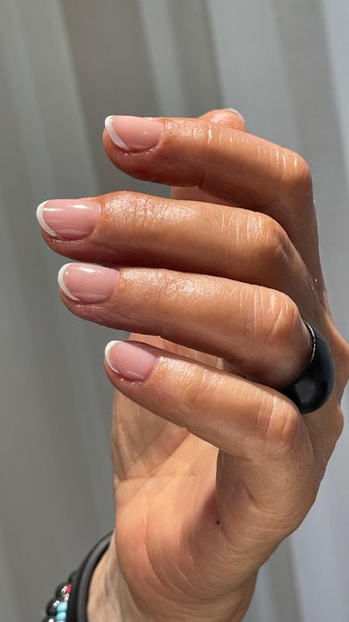 Extensão de unhas, verniz gel, pedicure e design de sobrancelhas.