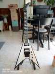 Guitarra elétrica Jackson King V JS32, White w/Black Bevels, como nova