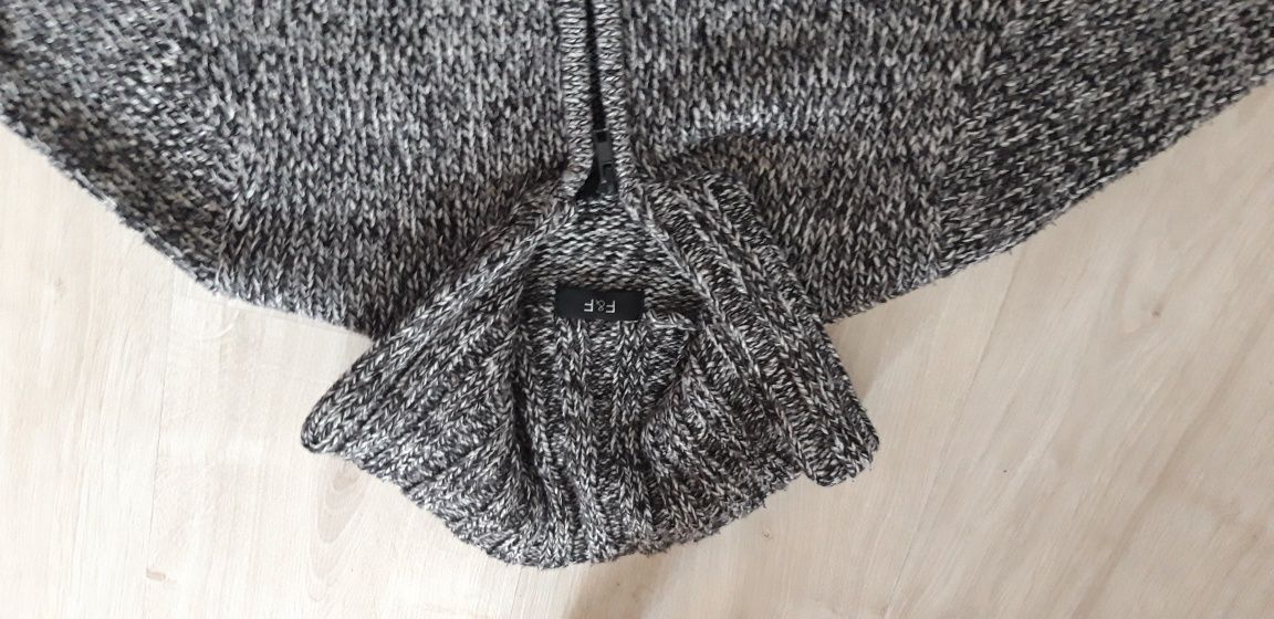 Sweter ciepły 134-146 marki F&F