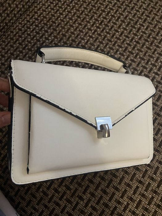 Біла сумка.