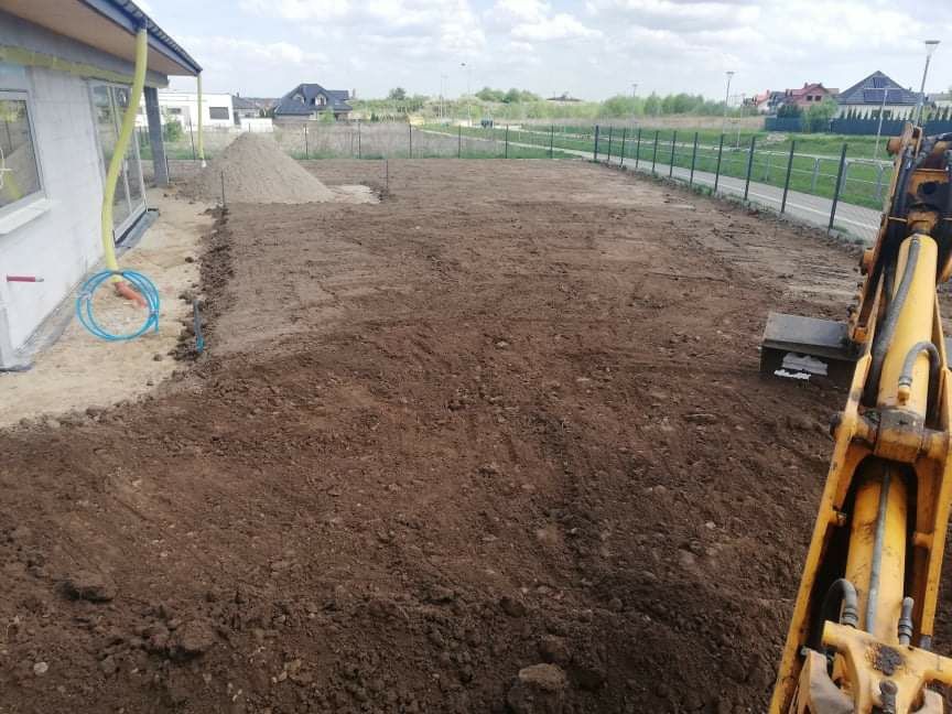 Usługi koparko-ładowarką koparka prace ziemne odwodnienia podbudowy