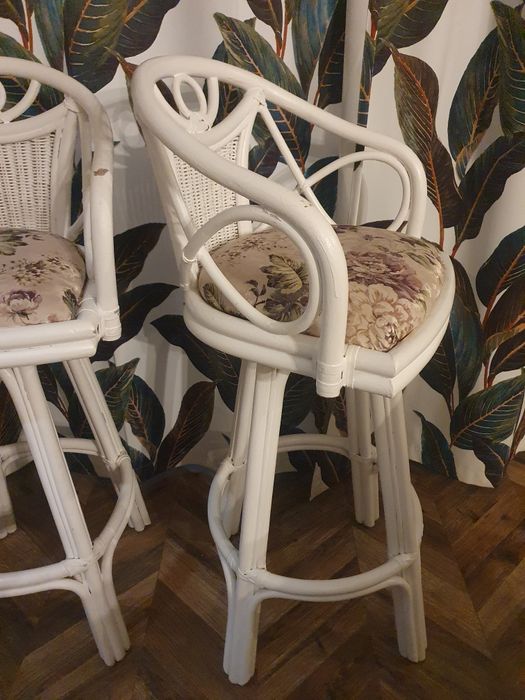 Obrotowe krzesło barowe, choker z ratanu, w kwiaty