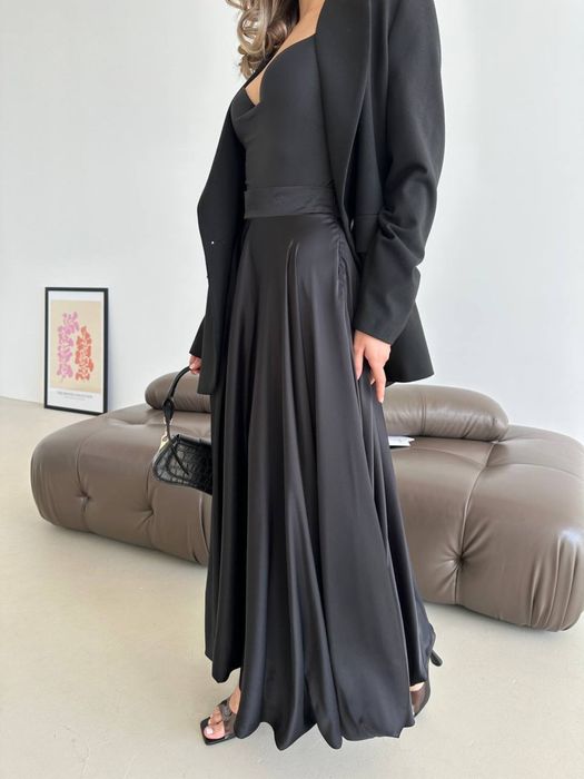 Чорна довга спідниця