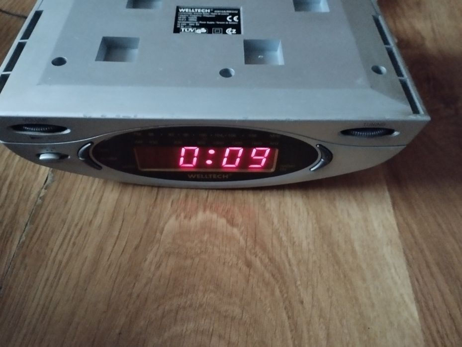 Zegar+ radio podszafkowe