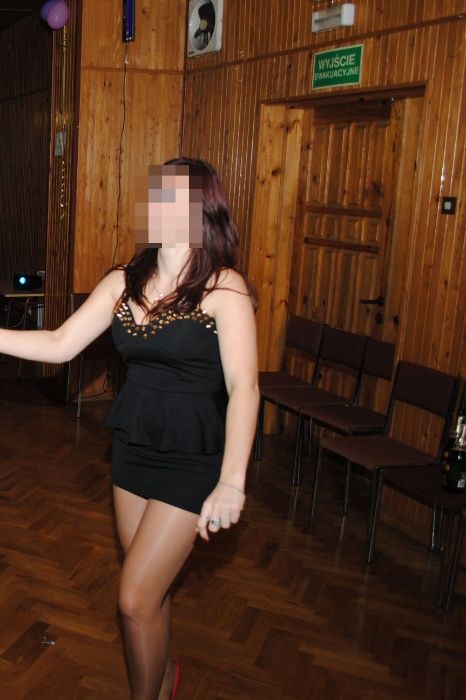 Czarna sukienka z baskinką i ćwiekami