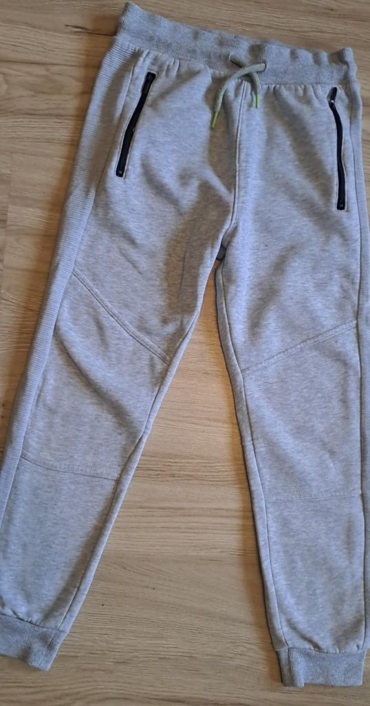 Komplet chłopięcy dresowy. Bluza i spodnie