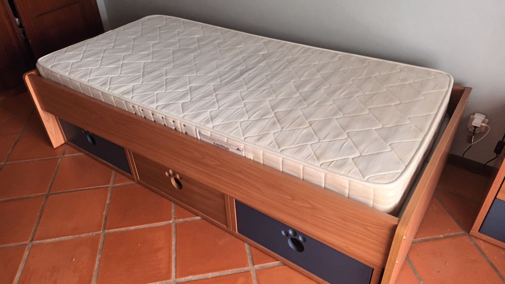 Cama com colchão e gavetões, 2 cobertores e 1 colcha