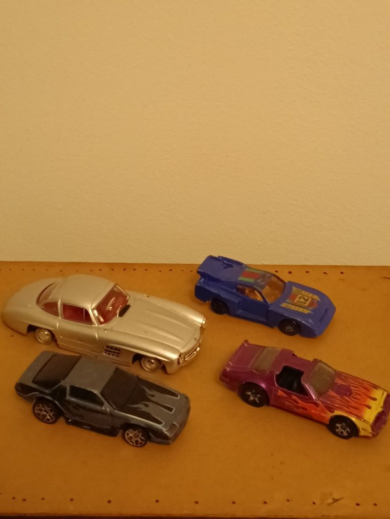 Quatro belas miniaturas colecionáveis