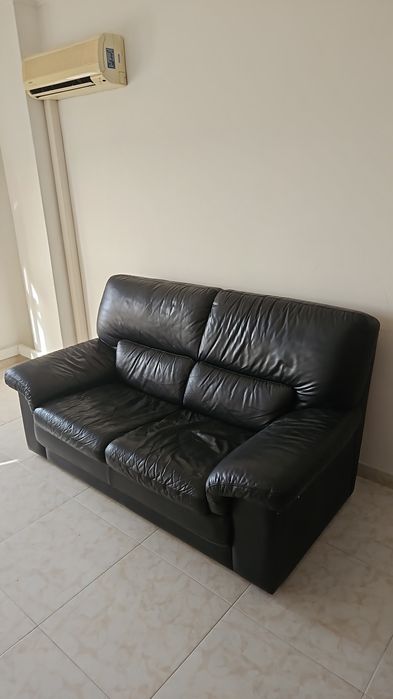 Sofá pele preto 2 lugares